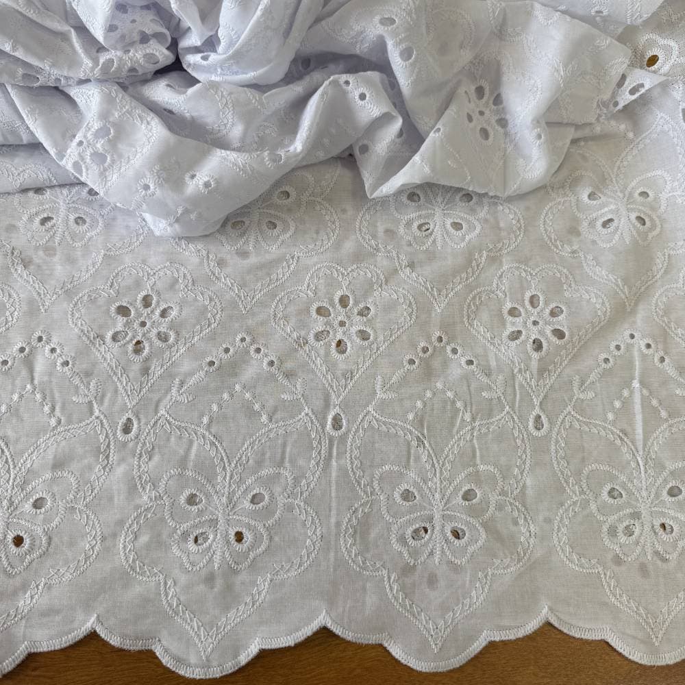 Tecido Laise de Algodão Bordado - Borboletas Branca