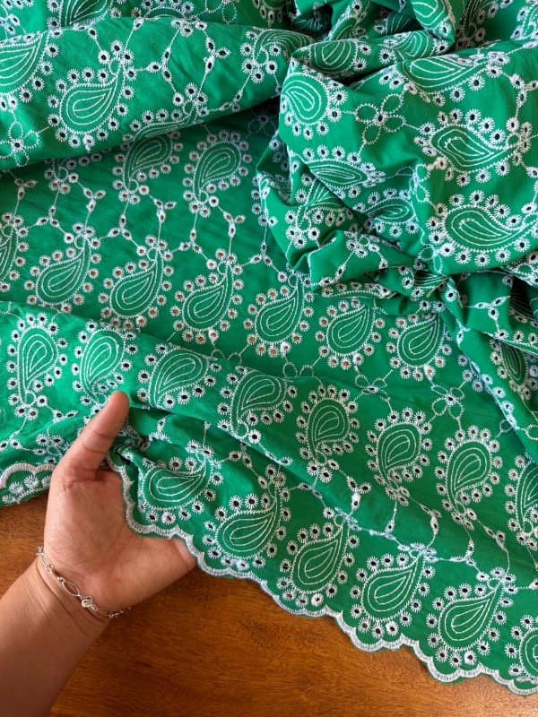 Tecido Laise Bordada Bi Color Caxemir Verde - LIVE