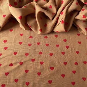 Tecido Estampado 100% Viscose - Corações Love Caramelo