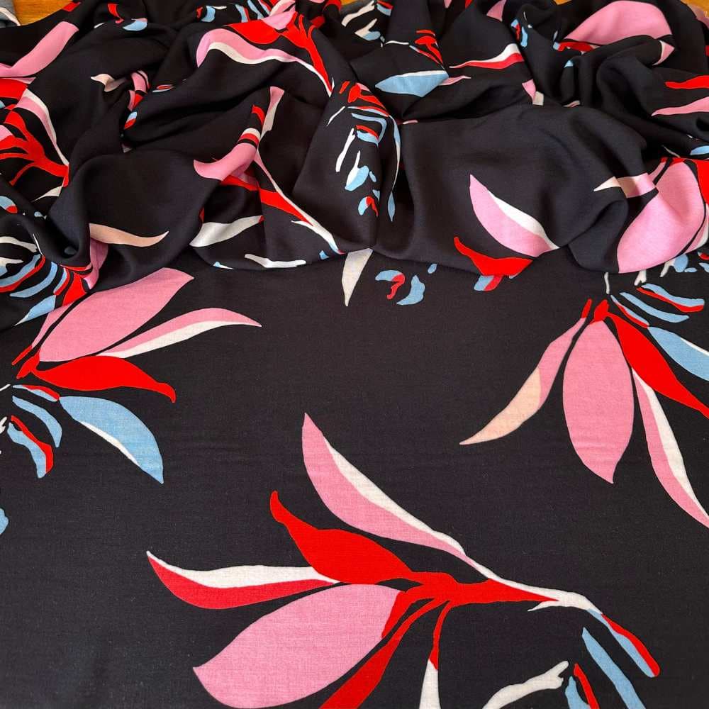 Tecido Estampado 100% Viscose - Flores Rosa e Black